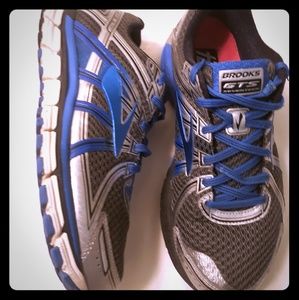 Brooks GTS 17  running shoes size 9